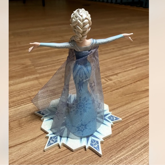Disney Parks Limited Edition Frozen Elsa Figure w/ Magnetic Snowflake Stand -NEW - Picture 3 of 6
